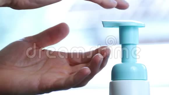 男性手推着配药器挤出液体肥皂视频的预览图