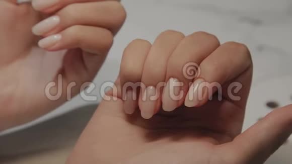 漂亮的女性手有指甲和彩绘指甲视频的预览图