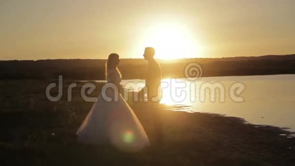 新郎新娘在夕阳下散步视频的预览图
