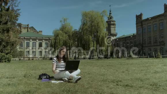 聪明的大学生准备在草坪上考试视频的预览图