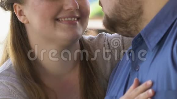 漂亮又大的女人拥抱她的男朋友享受浪漫的户外约会视频的预览图