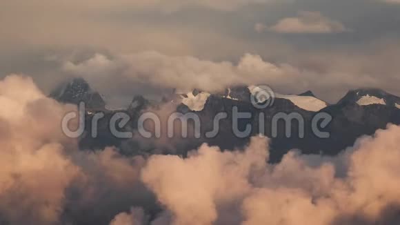 在移动的云层之上的山峰视频的预览图