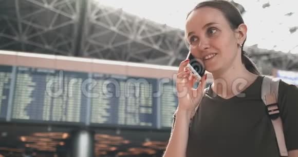 女旅客在机场用手机聊天视频的预览图