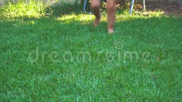 小女孩慢吞吞地跑在草坪上视频的预览图