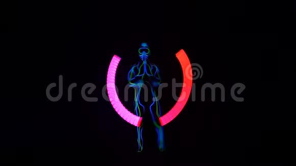 一张照片的效果是一个穿着发光西装的男人在黑暗中表演霓虹灯秀视频的预览图