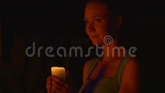 夜晚有蜡烛的女孩视频的预览图