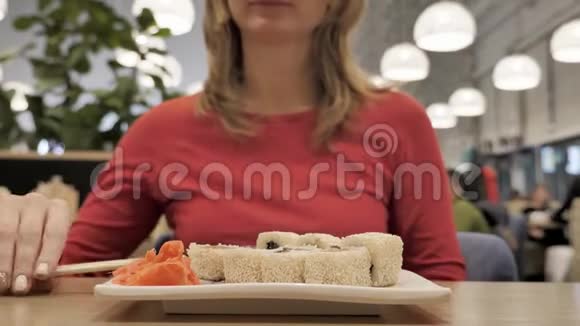 咖啡店的女人用筷子吃寿司视频的预览图