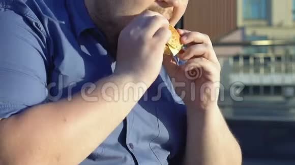 男性上班族在户外嚼脂肪汉堡再加上尺寸问题视频的预览图