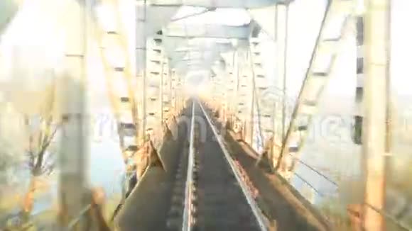 火车在铁路桥上看电影视频的预览图