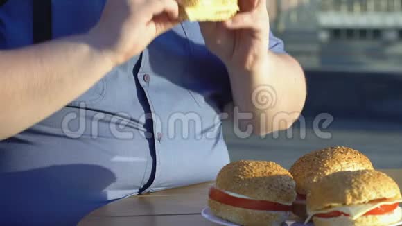 肥胖者吃快餐汉堡包不健康的生活方式超重视频的预览图