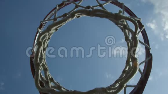 篮球网下面的酷射视频的预览图