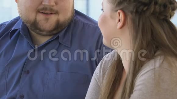 在浪漫的亲吻约会之前爱看的胖男友抚摸着漂亮的女脸视频的预览图