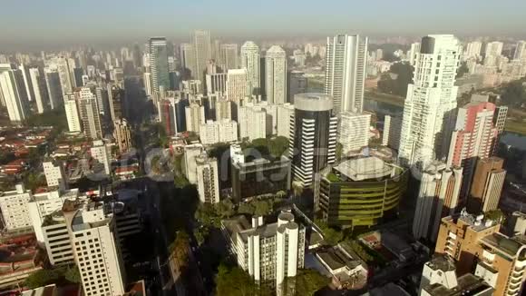 鸟瞰巴西圣保罗市的超级拥挤人口稠密和繁忙的城市视频的预览图