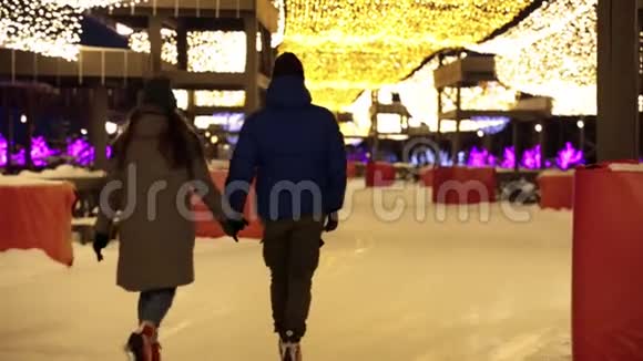 可爱的年轻夫妇携手滑冰视频的预览图