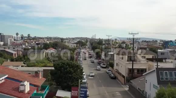 4k航空洛杉矶威尼斯海滩太平洋城市街道视频的预览图