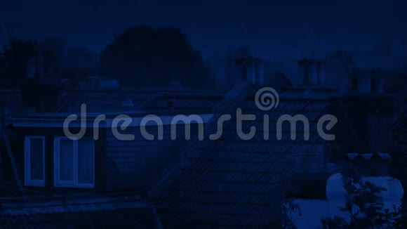 雨夜的屋顶视频的预览图