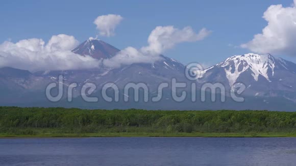 活火山高山湖云在近山的蓝天上漂流视频的预览图