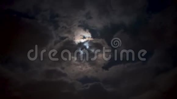 满月之夜背景上的明月视频的预览图