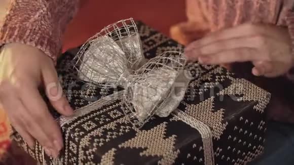 女人包装礼物圣诞礼物近距离观看圣诞节概念视频的预览图