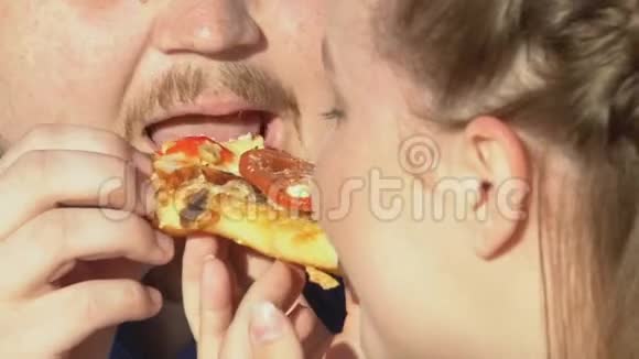 特大号情侣咬高热量比萨饼片垃圾食品超重原因视频的预览图