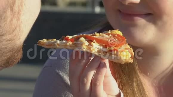 快乐的胖子夫妇吃着比萨饼胃口很好快餐特写视频的预览图