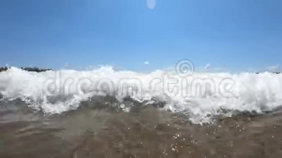 海浪拍打着沙滩视频的预览图
