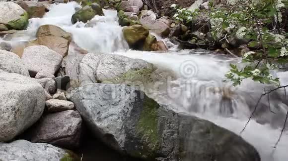 一条条粗大的山河流淌在巨石之间视频的预览图