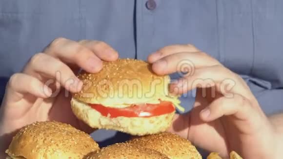 超重男性咀嚼高热量汉堡快餐和肥胖问题视频的预览图