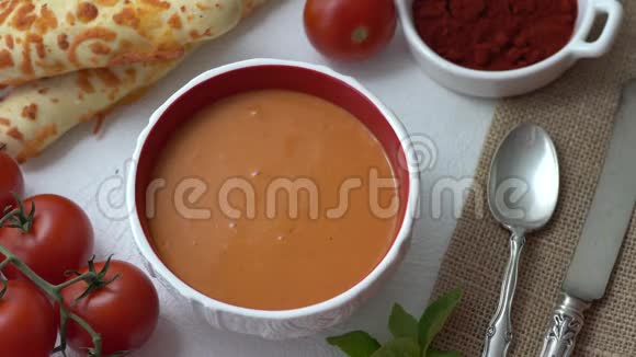 西红柿汤和罗勒红辣椒鞭子奶油和面包棒视频的预览图