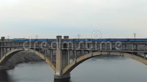 令人惊叹的两层桥上面有火车和交通追踪射击4K视频的预览图