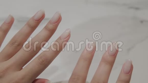 漂亮的女性手有指甲和彩绘指甲视频的预览图
