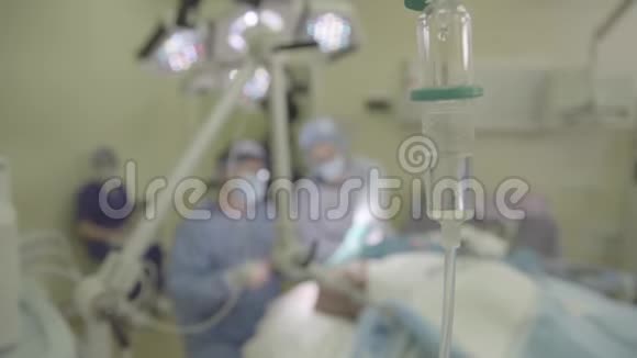 手术前景中的滴管视频的预览图