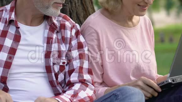 领取退休金的妻子向丈夫索要信用卡支付网络购物费用视频的预览图