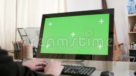 男性用绿色屏幕在电脑上打字视频的预览图