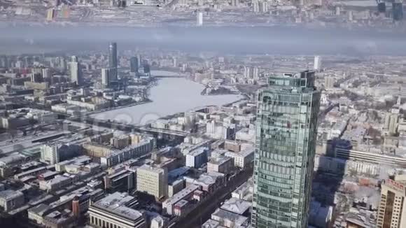 鸟瞰维索斯基摩天大楼和埃卡捷琳堡城市景观俄罗斯镜面地平线效果迷人的景色视频的预览图