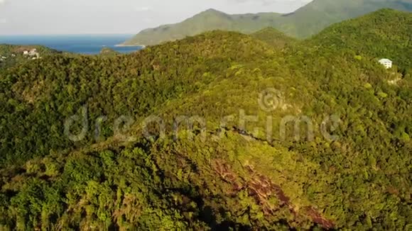 岛上的热带森林奇妙的无人机在令人惊叹的热带岛屿山脊上看到绿色丛林蓝色海洋视频的预览图