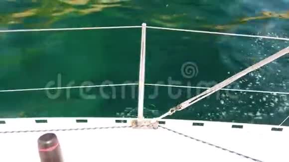 从意大利海上游艇4K视频视图风一吹游艇飘在浪里它在海边视频的预览图