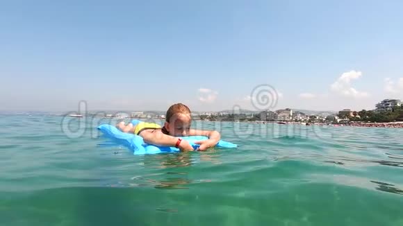 可爱的女孩在海上的气垫上家庭度假概念视频的预览图
