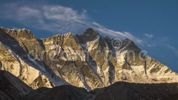 日落时的南面尼泊尔喜马拉雅山视频的预览图