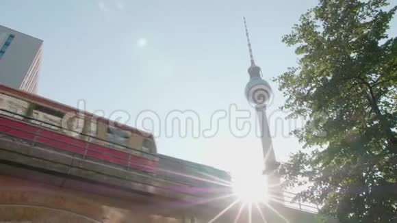 一列火车经过柏林的电视塔前视频的预览图