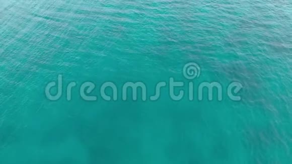 夏季热带休息令人惊叹的鸟瞰绿松石海水视频的预览图