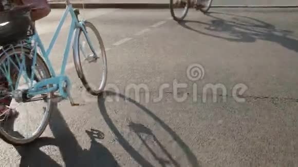 一个女人骑着一辆老式自行车穿过马路视频的预览图