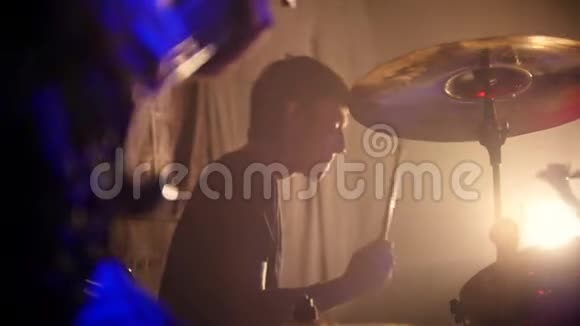 鼓手和吉他手在俱乐部的一场摇滚乐队表演中慢节奏地演奏他们的部分视频的预览图