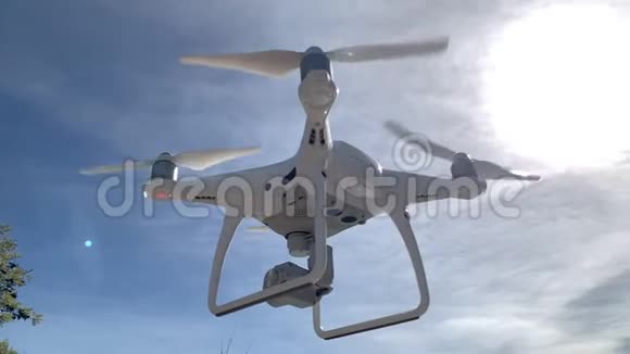 空中飞行的无人机在阳光下被遮蔽视频的预览图