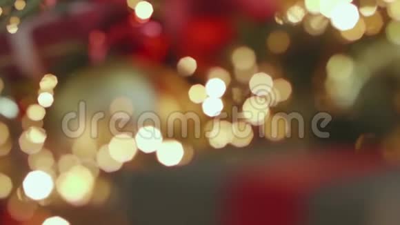 美丽的圣诞蛋糕和装饰品视频的预览图