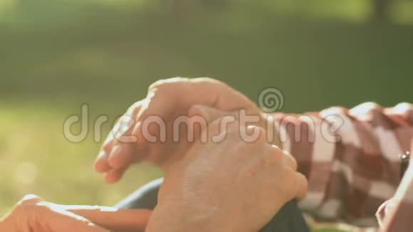 老夫妇牵着手靠着额头爱和信任支持配偶视频的预览图