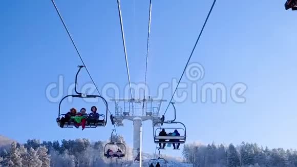 冬季滑雪胜地雪坡上的滑雪者和滑雪者雪山上的滑雪电梯冬季活动概念缆车滑雪场视频的预览图