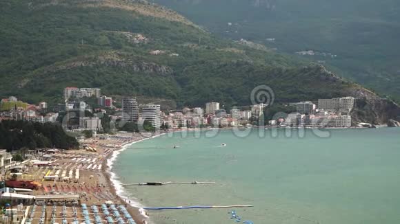 黑山Budva附近Becici镇海滩的海景视频的预览图