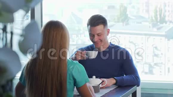 英俊开朗的男人和女友约会一起吃早餐视频的预览图