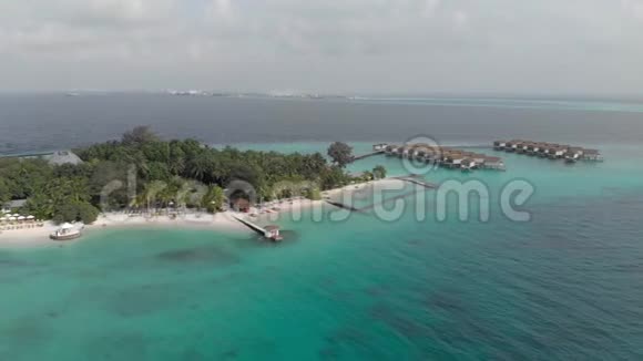 天堂岛带纯绿松石水和木屋的热带海洋异国之旅从上面俯瞰视频的预览图